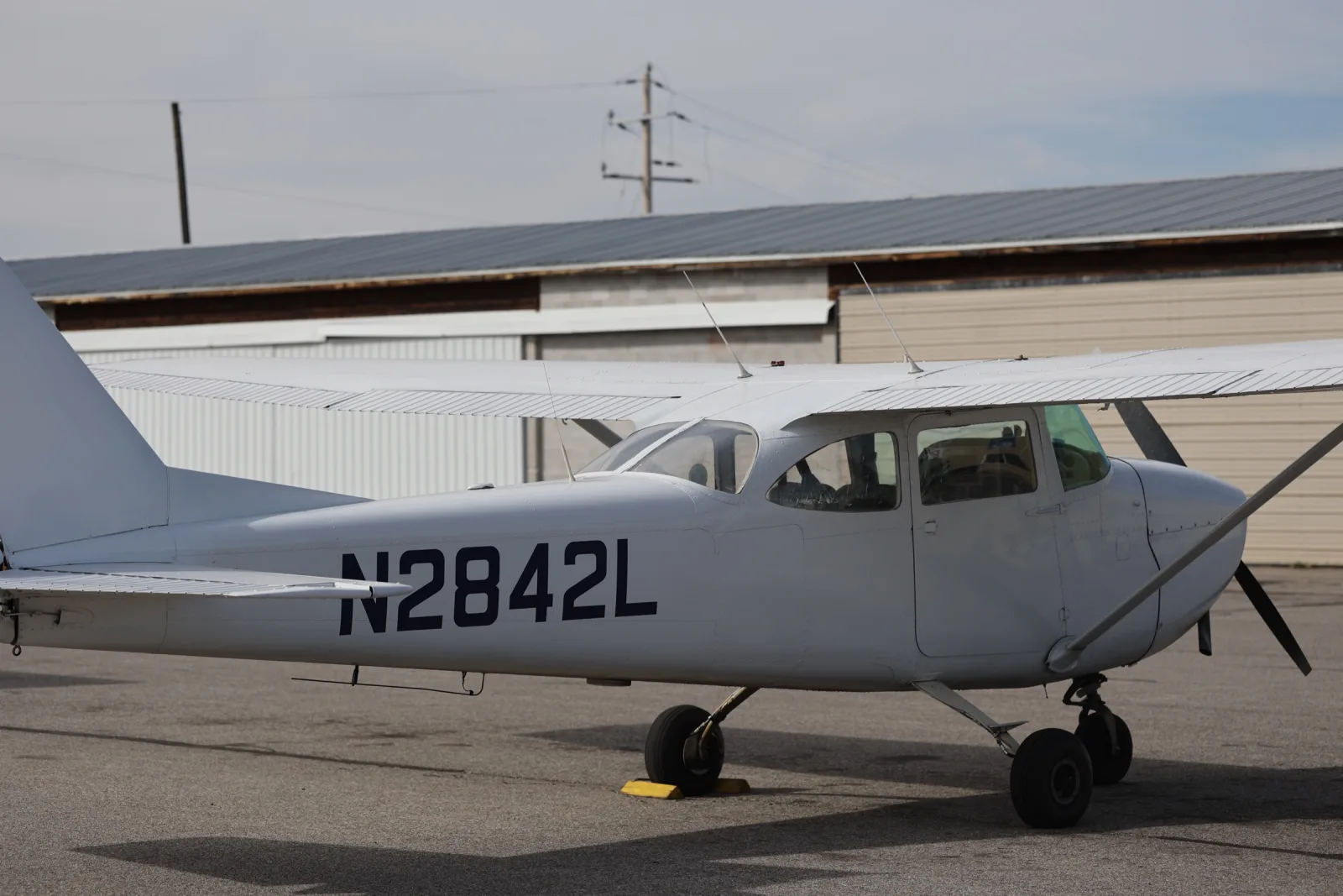 White Cessna 172 side profile